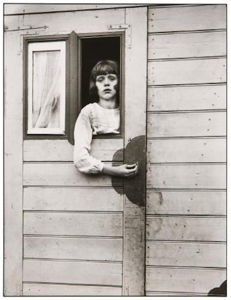 Mädchen im Kirmeswagen by August Sander