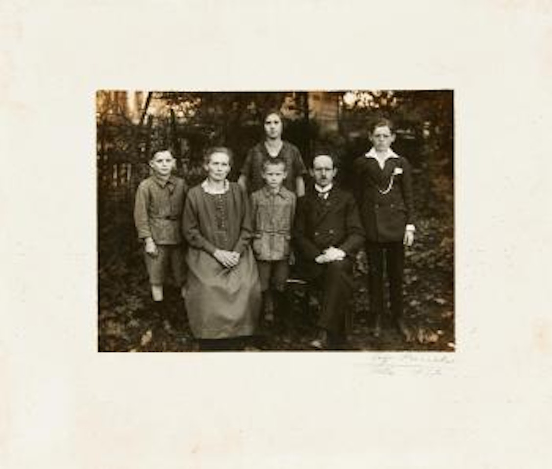 Ohne Titel Familienportrait by August Sander