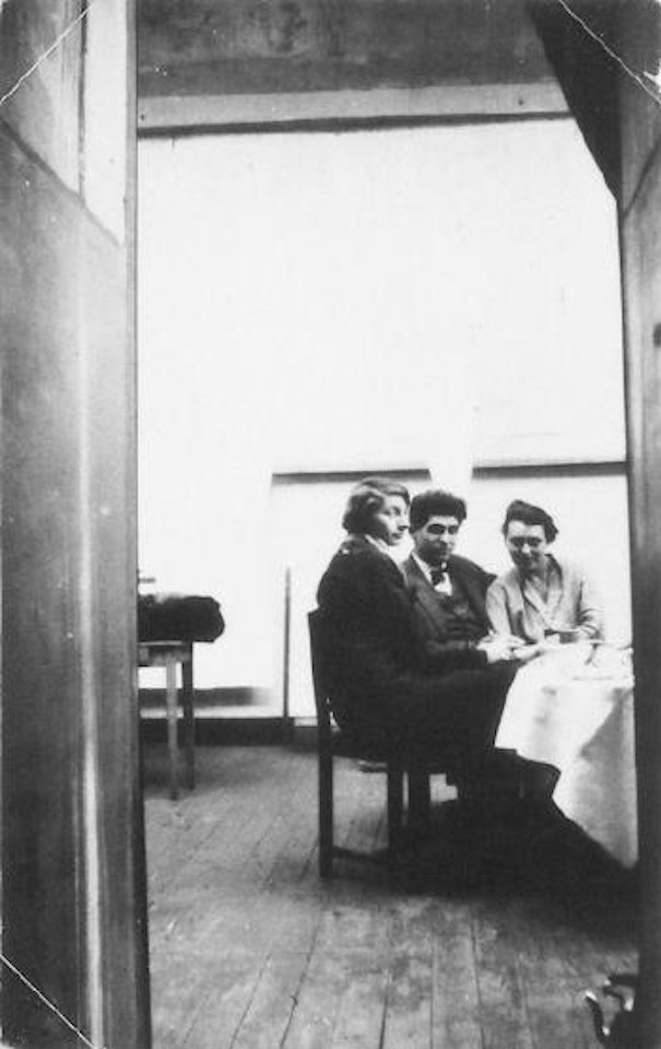 Anna et Etienne Beothy avec Magda Forstner dans le studio de l’artiste by André Kertész