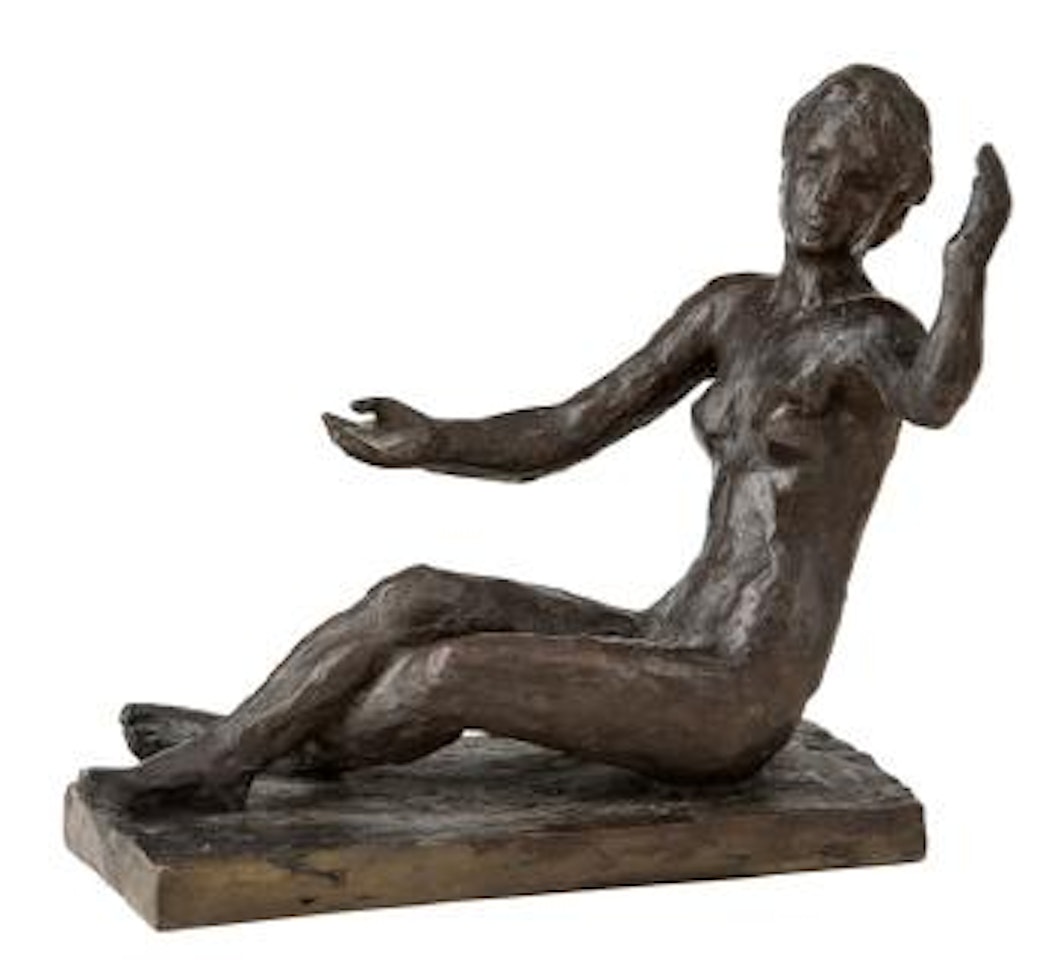 Sittende kvinne med hevede armer by Arne Durban