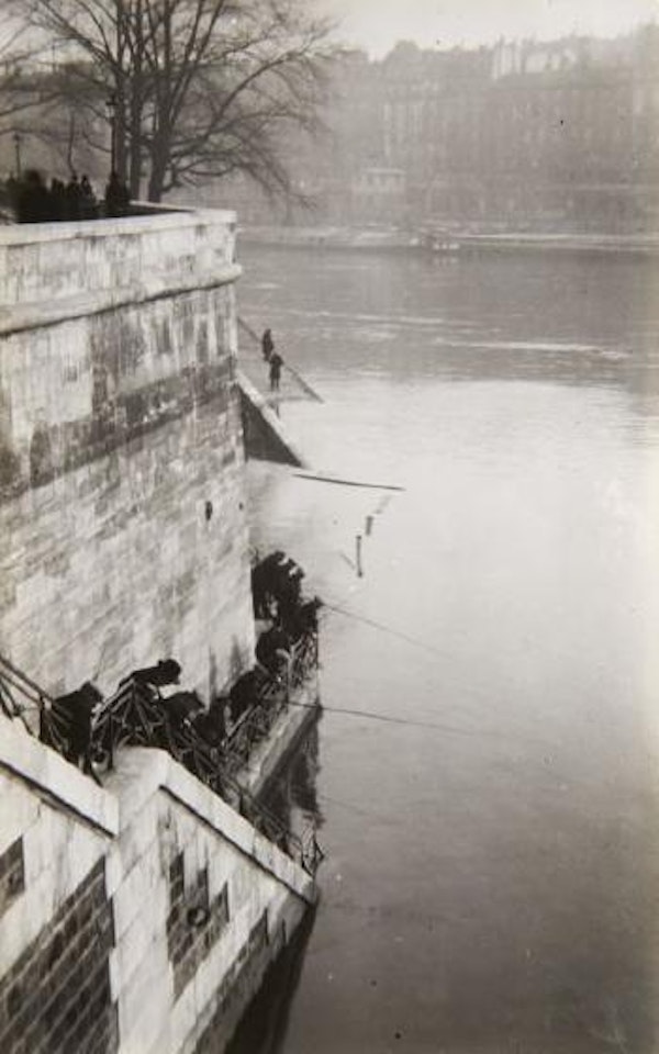 Pêcheurs derrière Notre-Dame de Paris by André Kertész