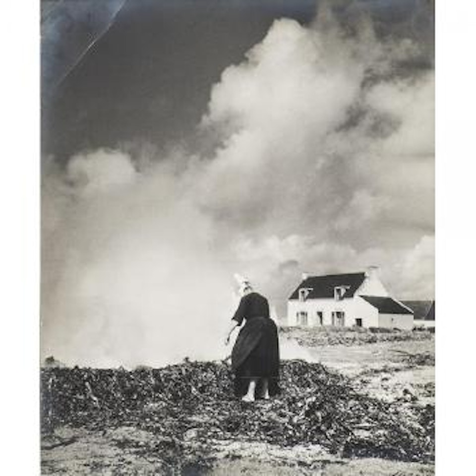 Femme brulant du goémon by Florence Henri