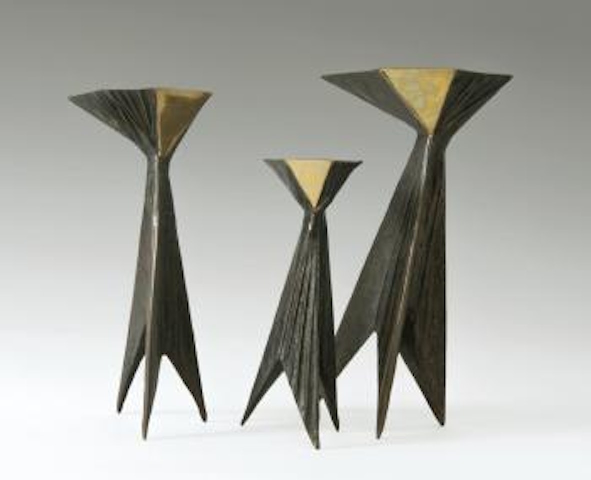 Drie kandelaars by Lynn Chadwick