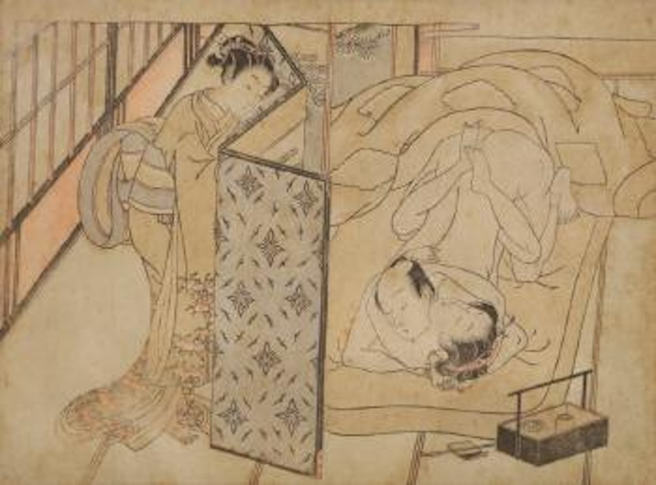 Servante épiant un couple enlacé derrière un paravent by Suzuki Harunobu