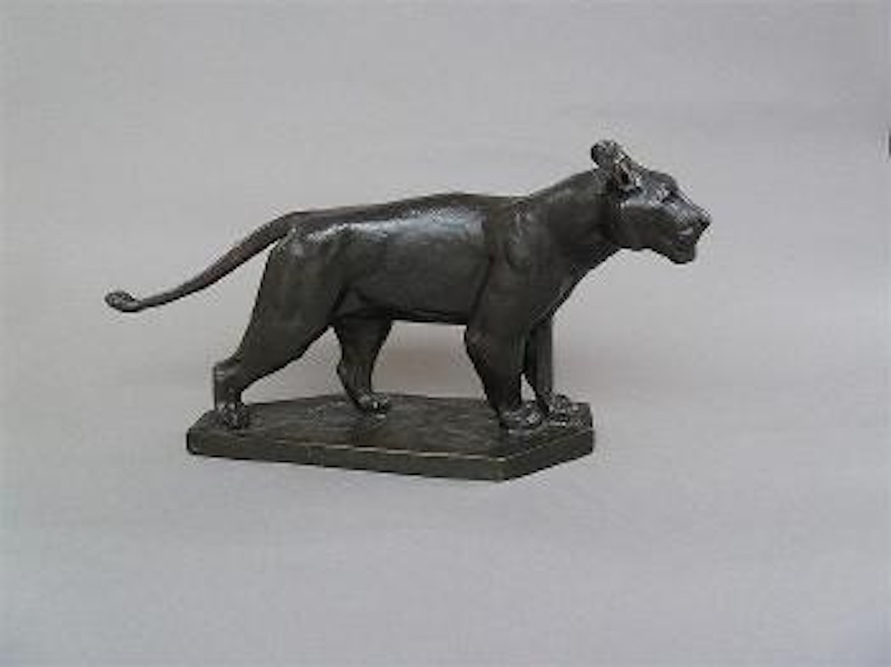 Lionne aux aguets by Georges Lucien Guyot