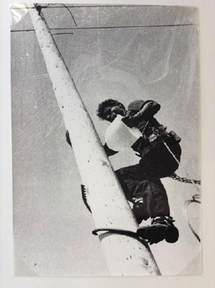Sur le poteau électrique, Parc de la Culture ,
1929
-
1930 by Alexander Rodchenko