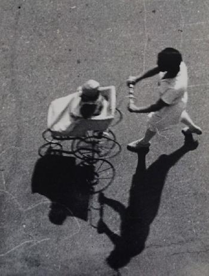 Zhenshchina s kolyaskoi (Femme avec une poussette) ,
1928 by Alexander Rodchenko
