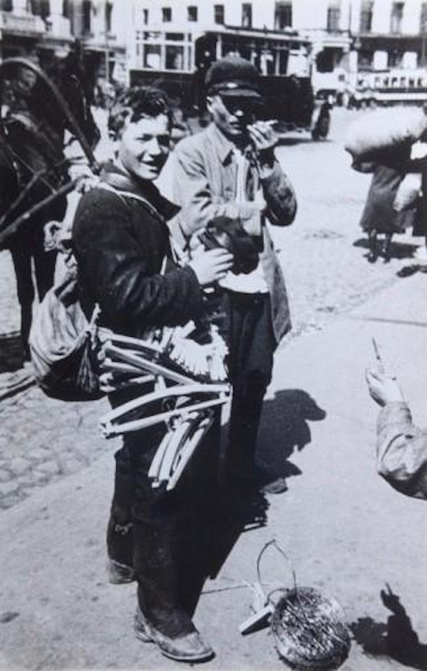 Ulichnaya torgovlya (Vendeurs de rue) ,
1929 by Alexander Rodchenko