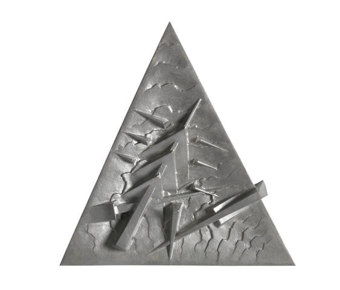 Piatto triangolare  Soggetto by Arnaldo Pomodoro