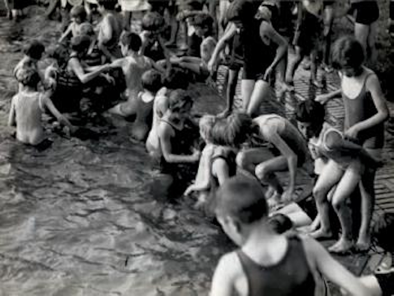 Souper; Enfants à la piscine by André Kertész
