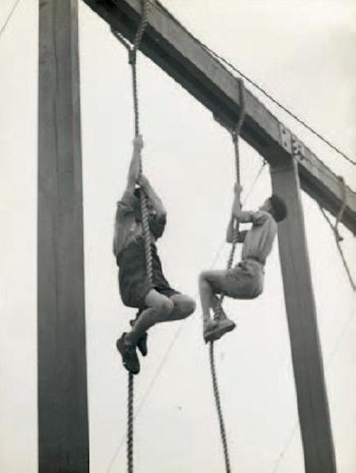 Garçons montant à une corde by André Kertész