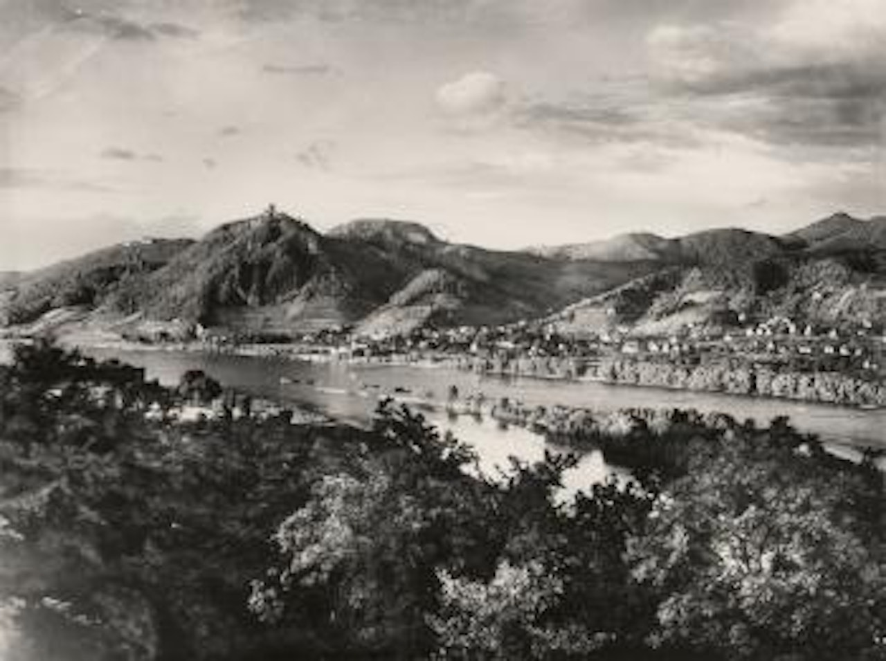 Das Siebengebirge: Blick vom Rolandsbogen ,
1929 by August Sander
