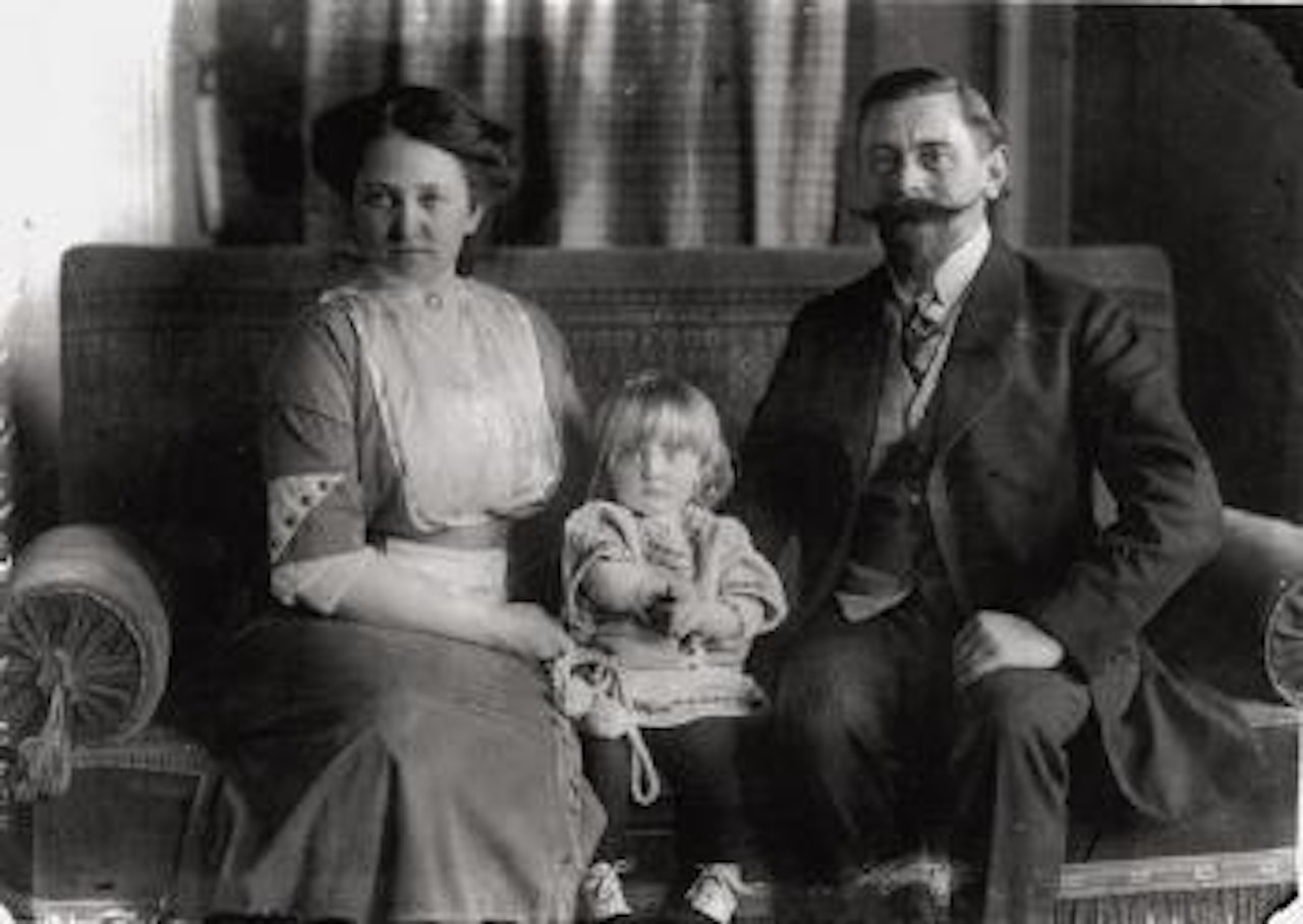Veterinarian and his family ,
1910 by August Sander