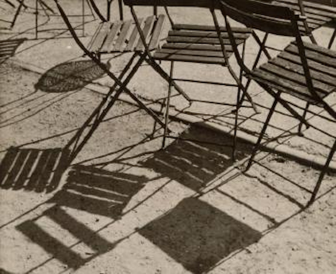 Conversation entre les chaises, Tuileries, 1927 ,
1927 by André Kertész