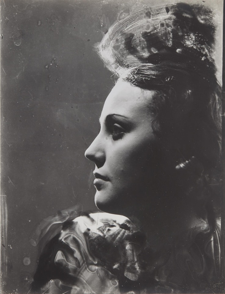 Portrait de profil à la coiffure en hauteur by Dora Maar