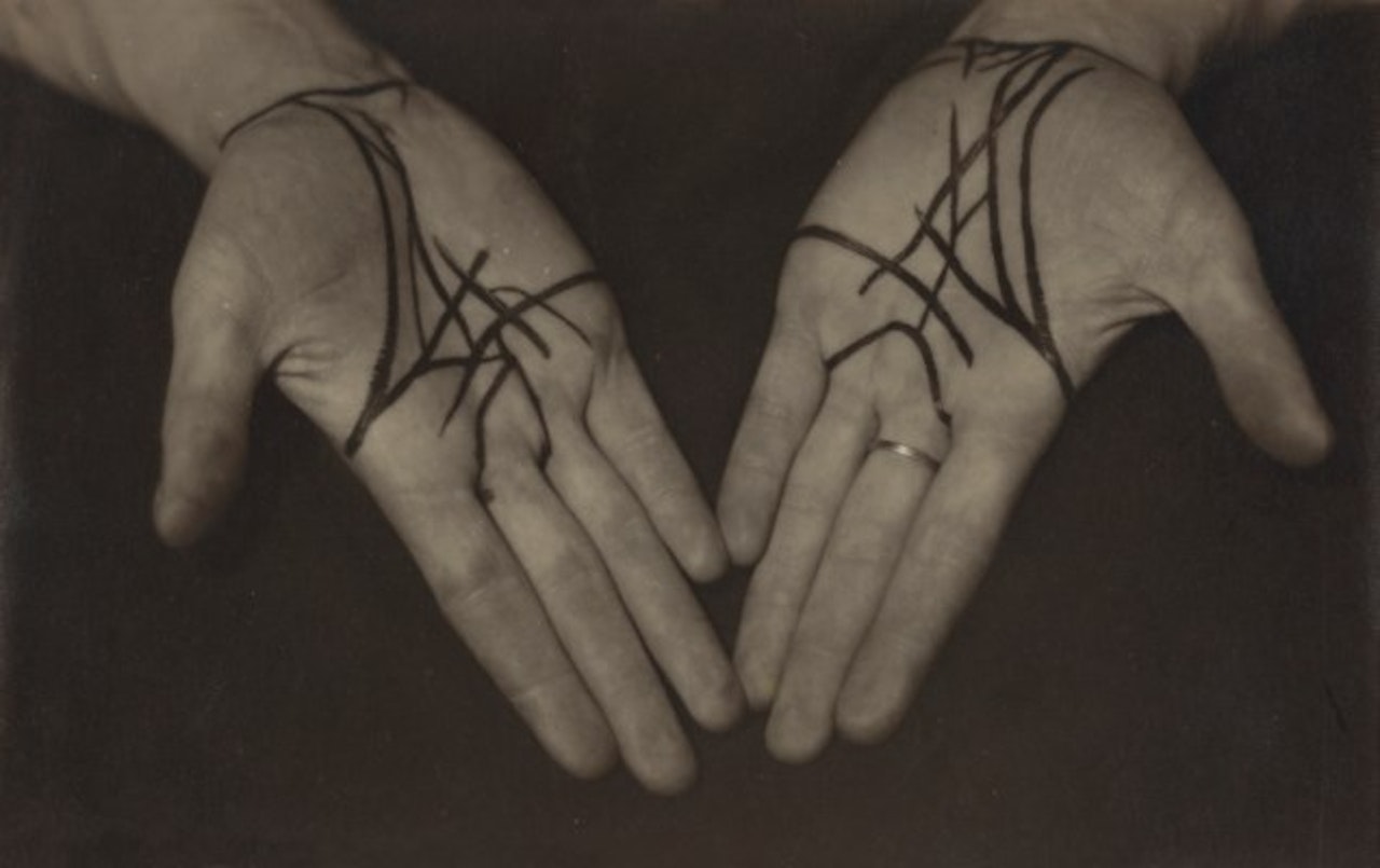 Mains de Robert Desnos (L'étoile de mer) by Man Ray