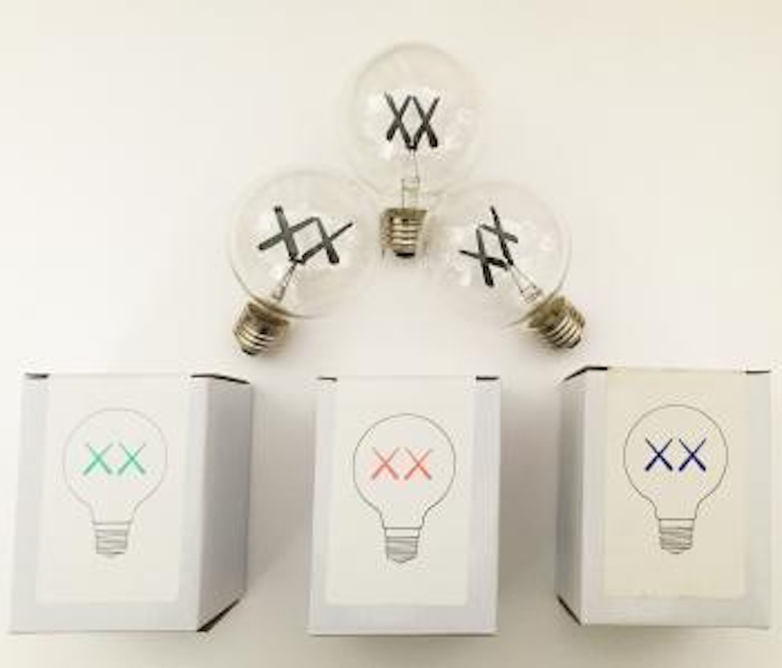 Trois ampoules ( rouge, verte et violette) avec filaments en double X by Kaws