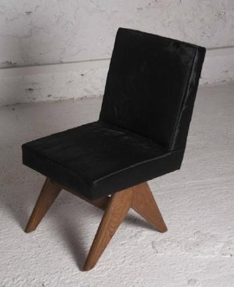 Banquette dite public bench; Chaises dites office chair ,
Circa
1959 by Pierre Jeanneret