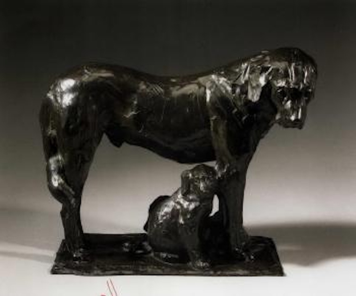 Chien et deux chiots entre ses pattes by Rembrandt Bugatti