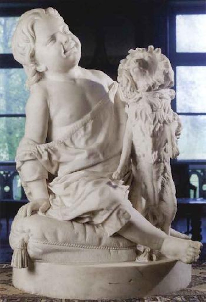 Enfant assis sur un coussin presentant un chien savant by European School