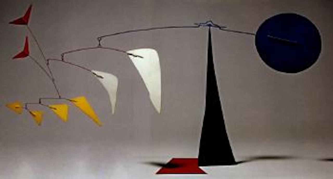 Stabile au disc bleu by Alexander Calder