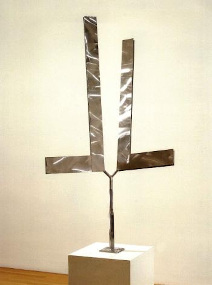 Double L eccentric gyratory VI by George Rickey