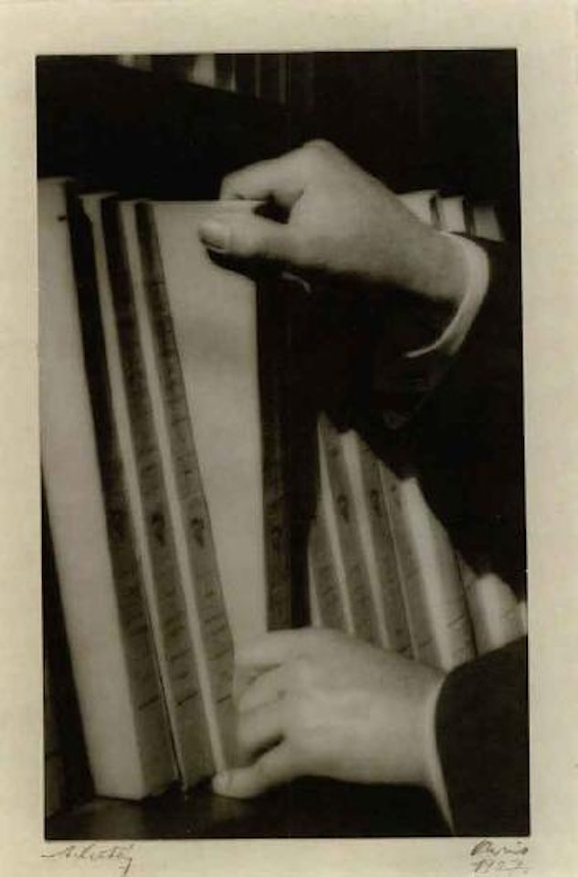 Les mains et des livres by André Kertész