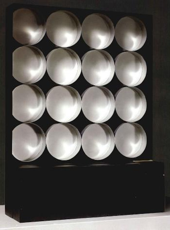 Continuant lumiere avec 16 cylindres by Julio Le Parc