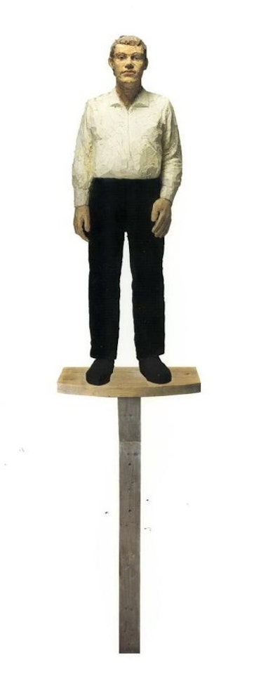 Kleiner man im gelben hemd by Stephan Balkenhol
