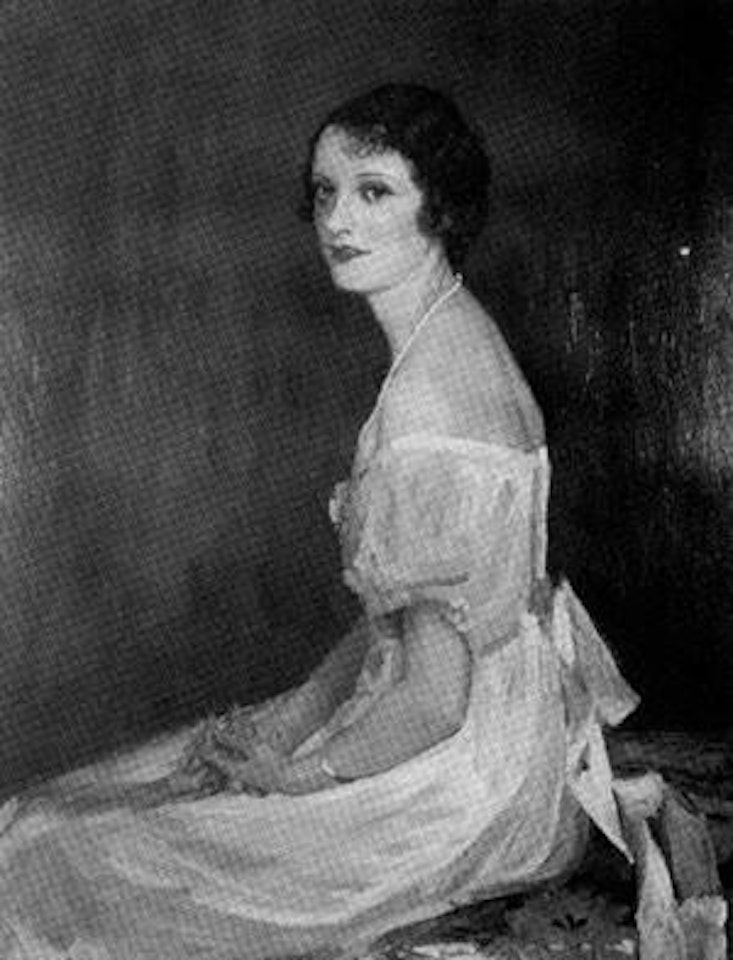 Lady Anne Rhys, Duquesa de Ciudad Rodrigo, seated wearing a pearl necklace by John Lavery