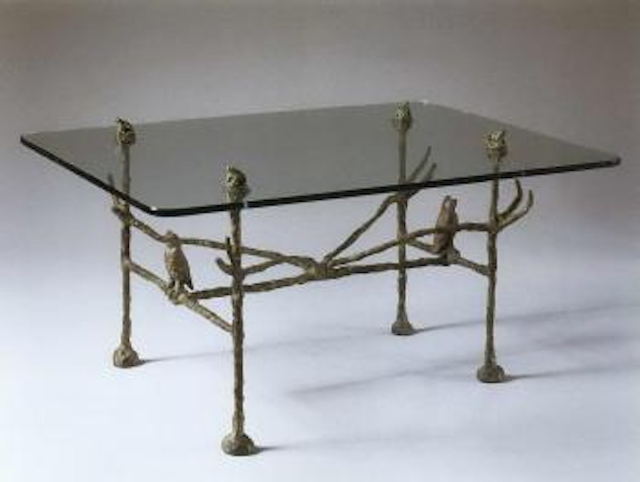 Table basse aux hiboux et grenouilles by Diego Giacometti