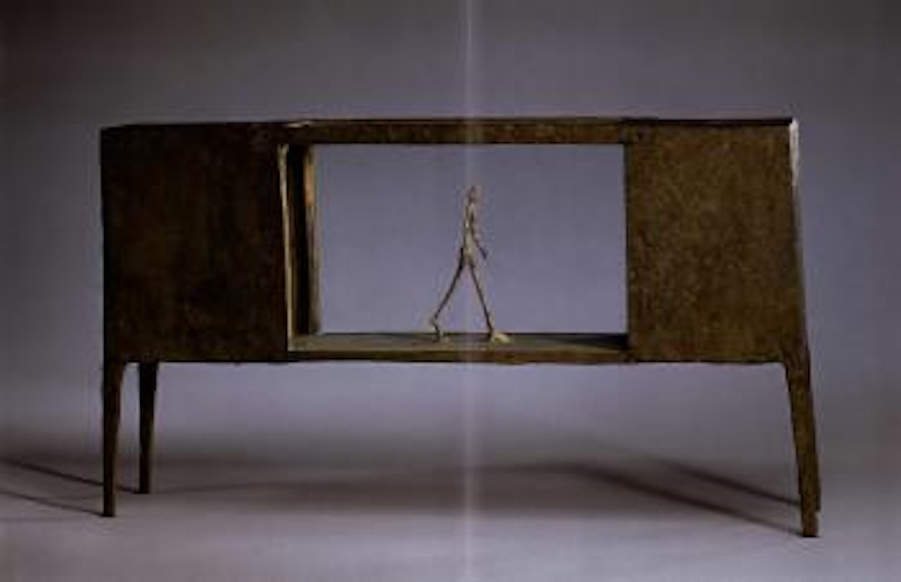 Figurine dans une boite entre deux boites qui sont des maisons by Alberto Giacometti