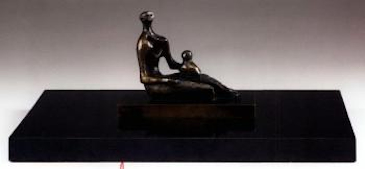 Small mother and child by Henry Moore