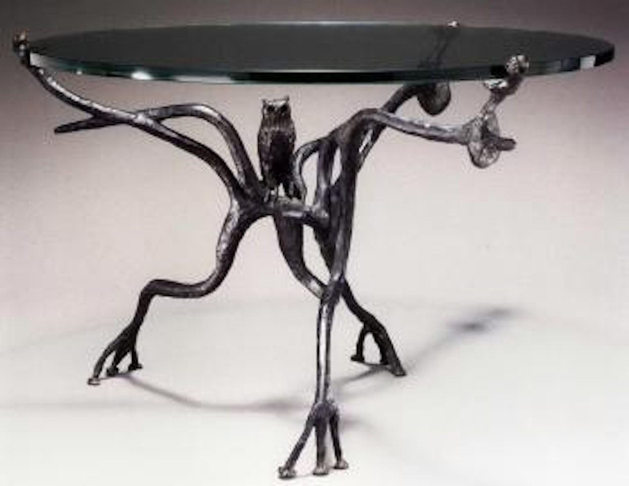 Gueridon-racines avec hibou by Diego Giacometti