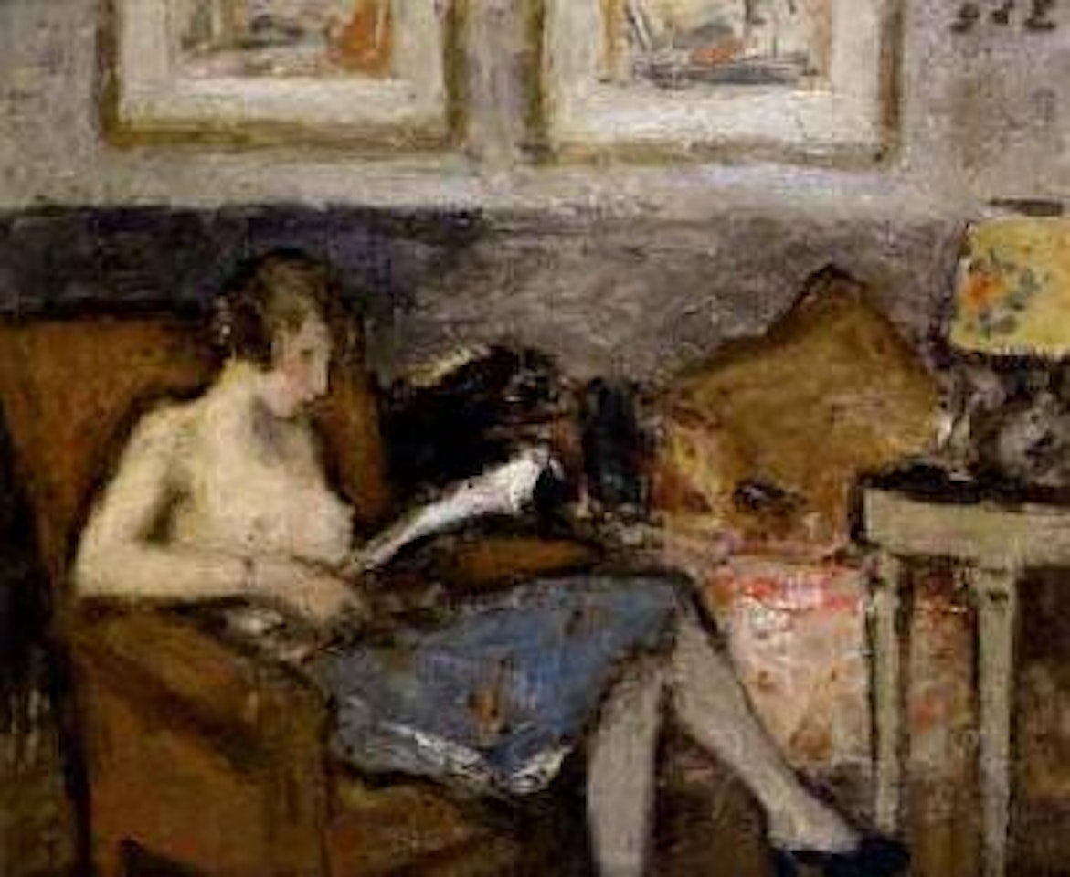Jeune femme assise lisant, le buste denude, dans un salon by Georges d’Espagnat