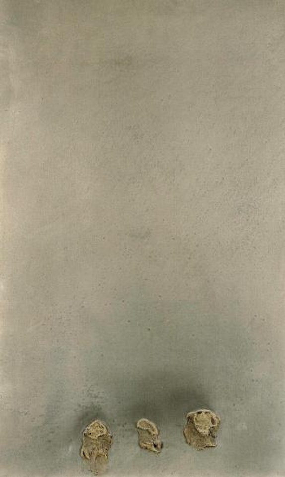 Tres manchas sobre espacio gris by Antoni Tapies