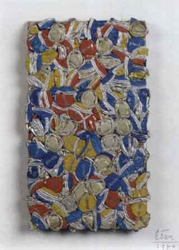 Compression of bottle caps by César