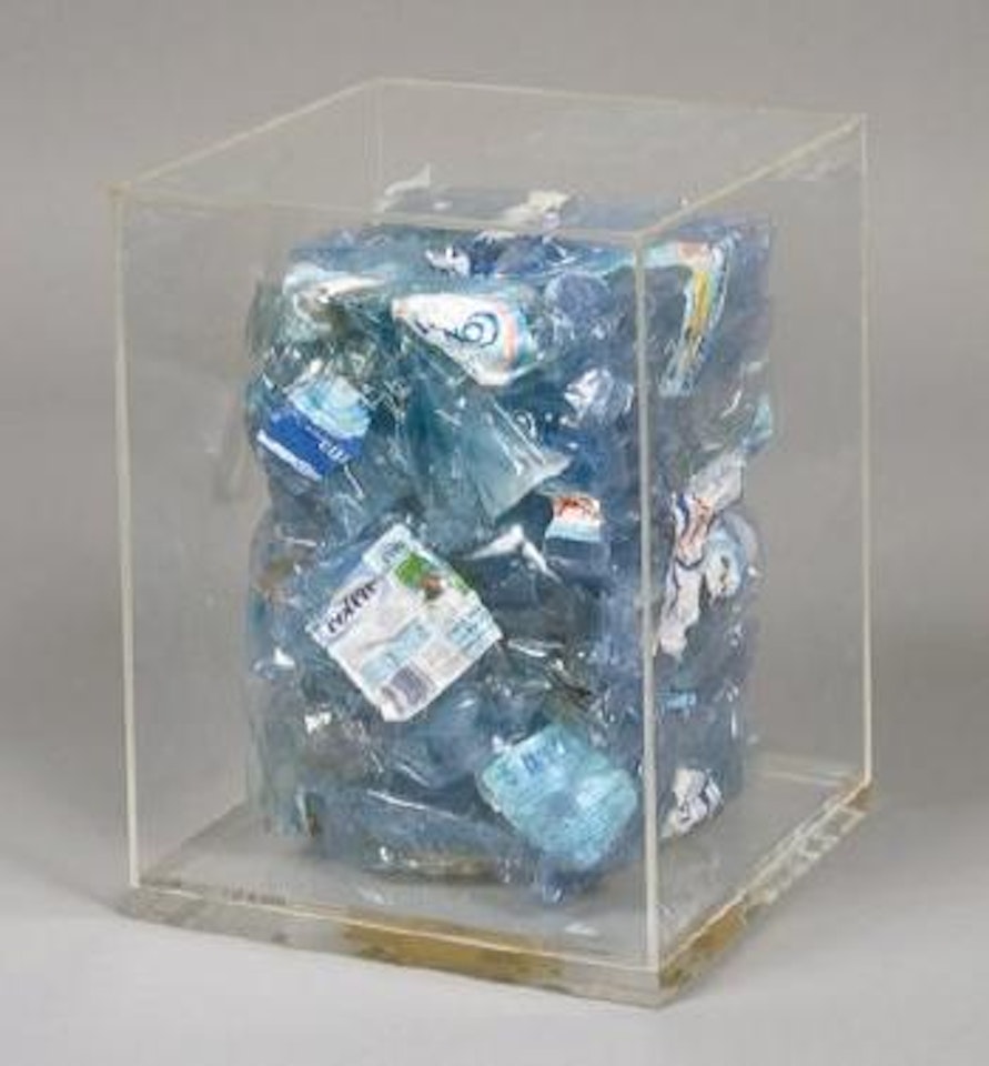 Compression de bouteilles d'eau minerale en plastique by César