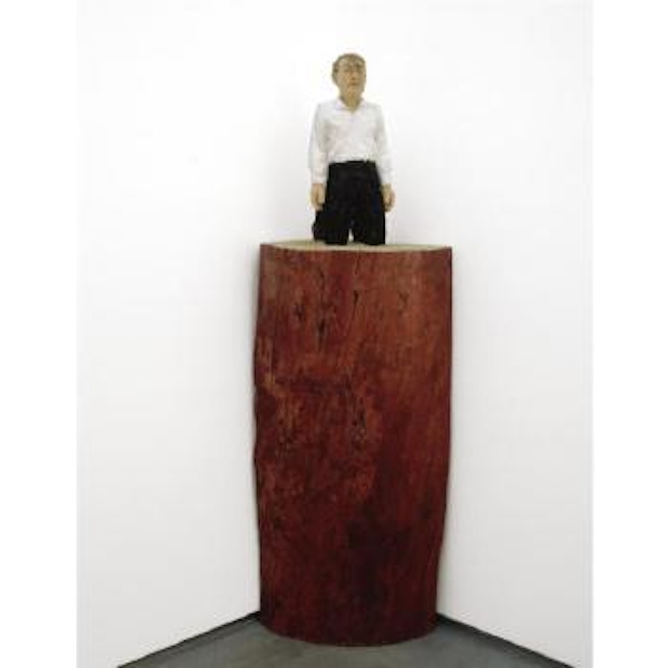 Figure à Genoux by Stephan Balkenhol