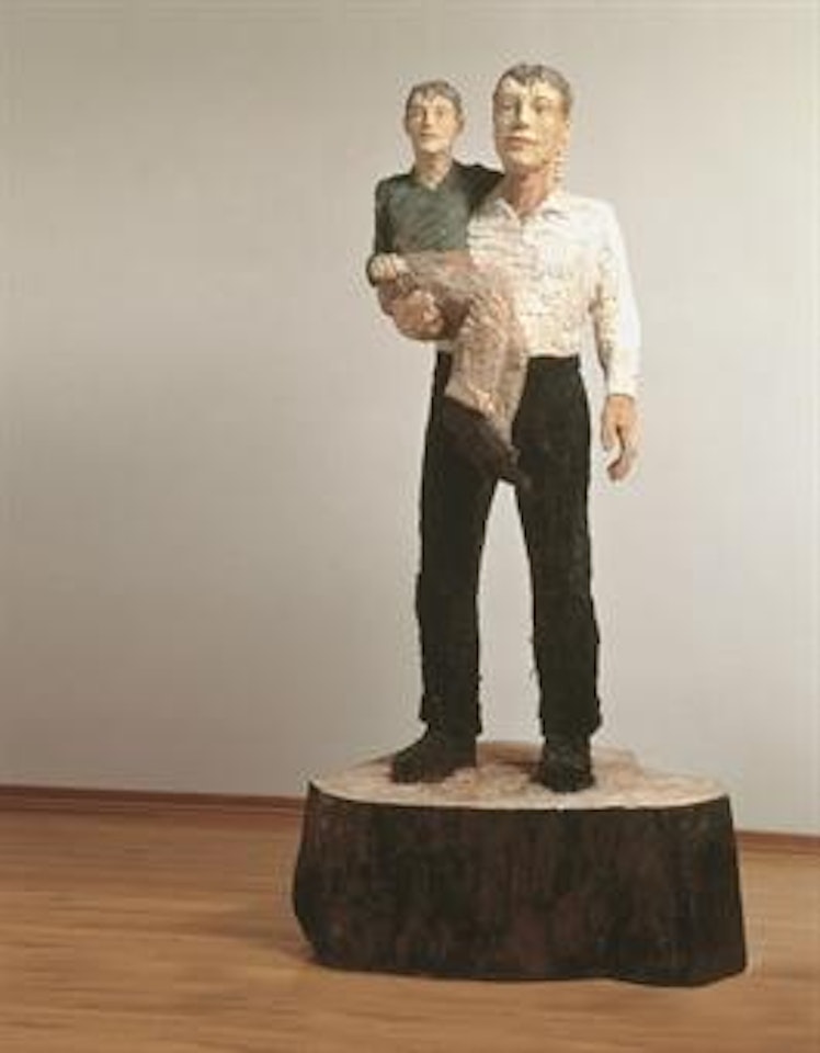 Grosser Mann Mit Kleinem Mann Auf Dem Arm by Stephan Balkenhol