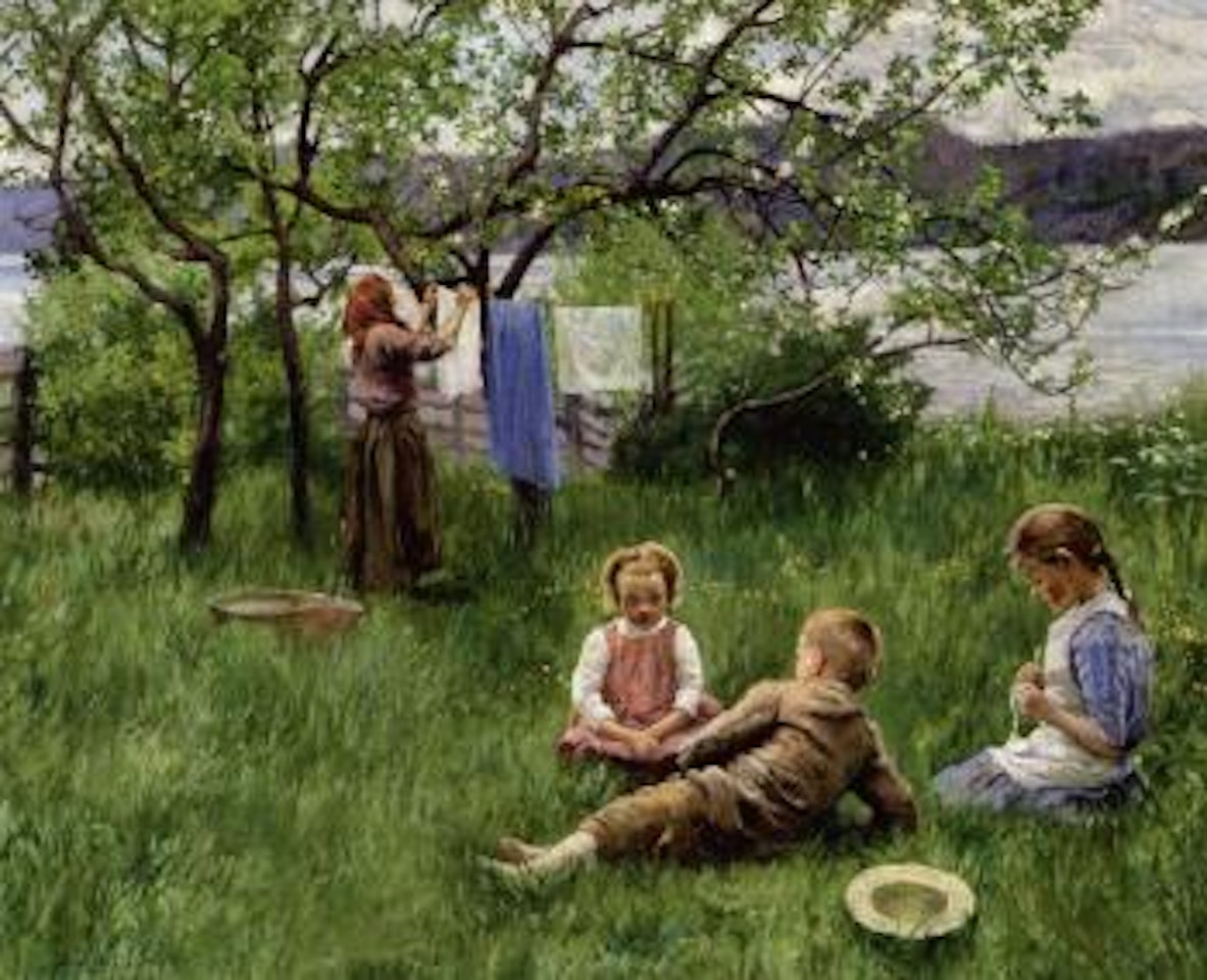 Trine Tipman tørrer tøj, Moes børn sidder I græsset I Hvidsten ved Kristianiafjorden. Trine Tipman is hanging the washing out to dry the Moe children are playing in a garden on a summer's day in Hvidsten at the Kristiania (Oslo) Fiord by Paul Fischer