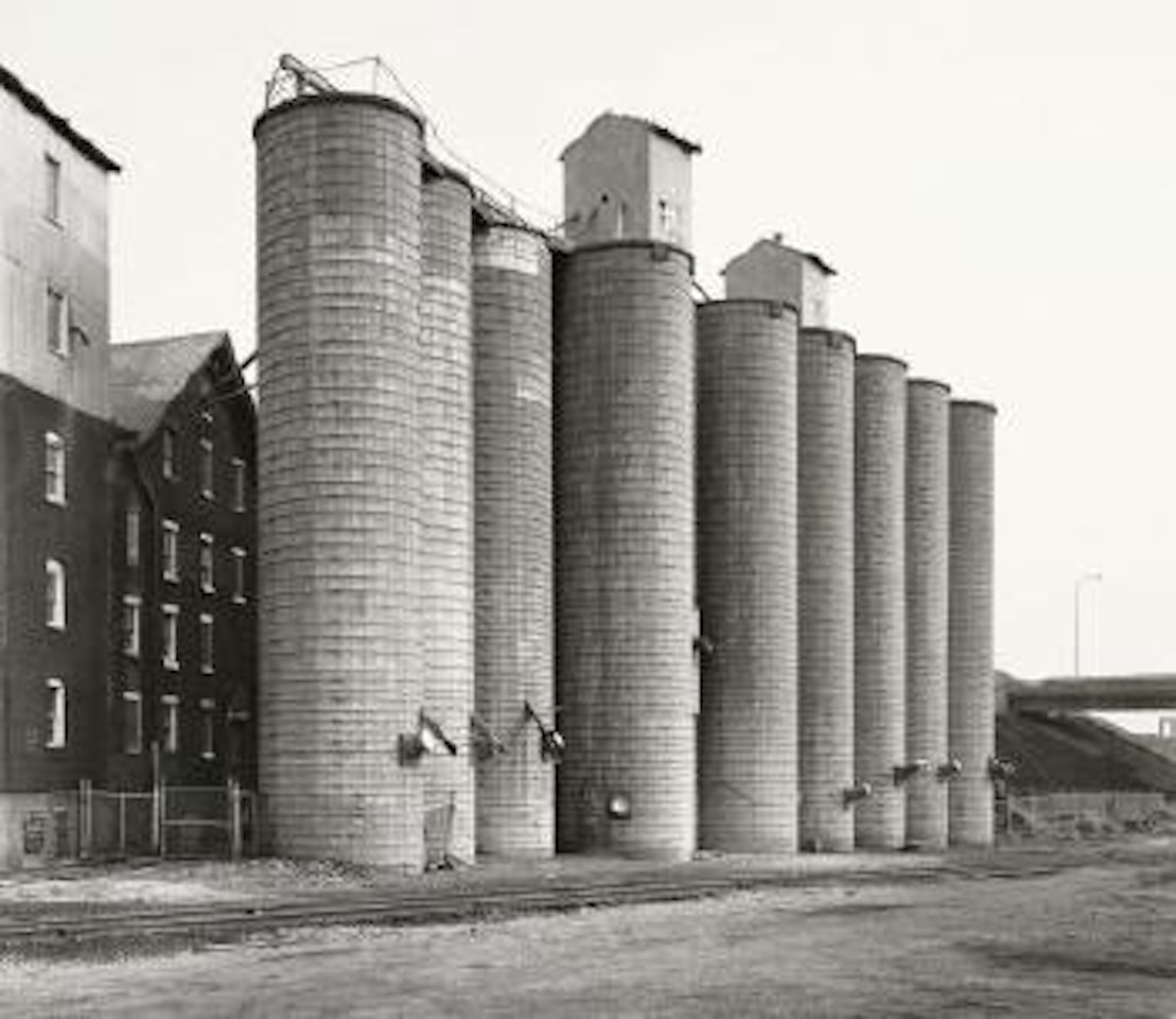 Getreidesilo, Canton, Ohio, USA by Bernd & Hilla Becher