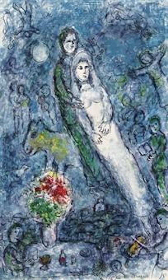 Les fiancés sur fond bleu et gris by Marc Chagall