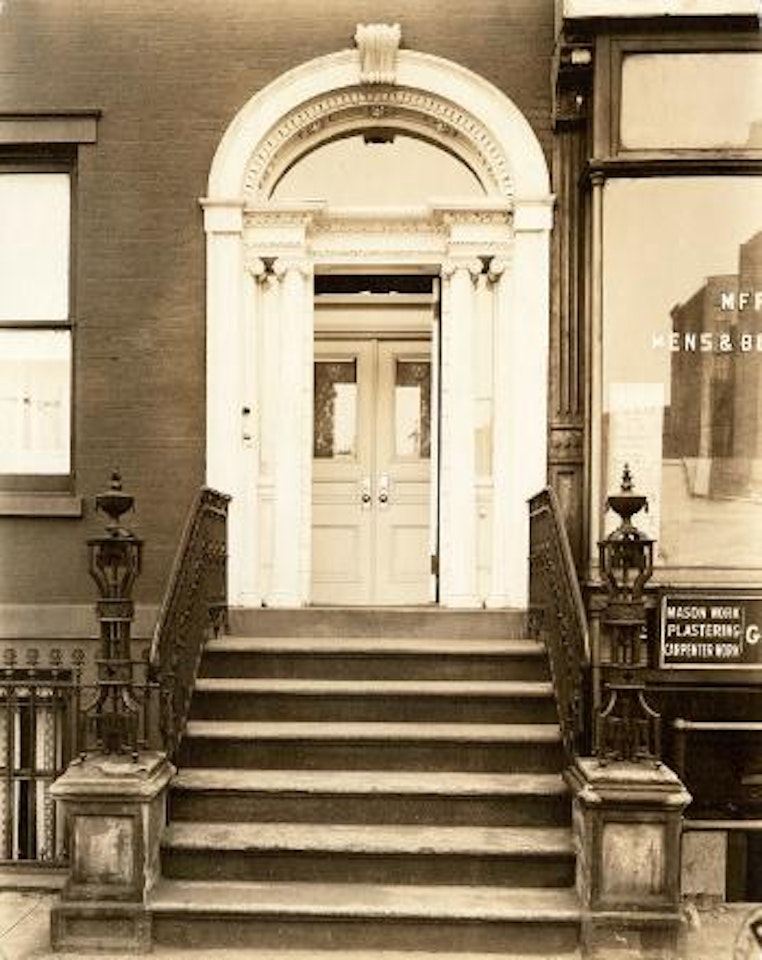 East Broadway, Nr. 113 by Berenice Abbott
