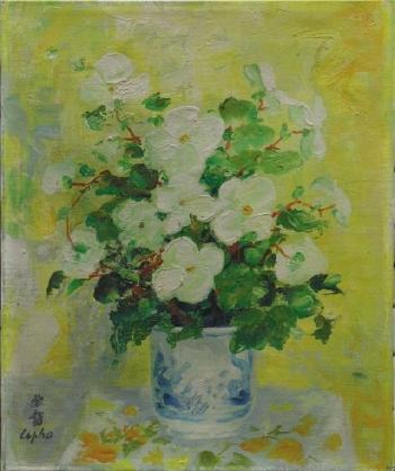 Bouquet de fleurs blanches dans un vase en faience by Le Pho