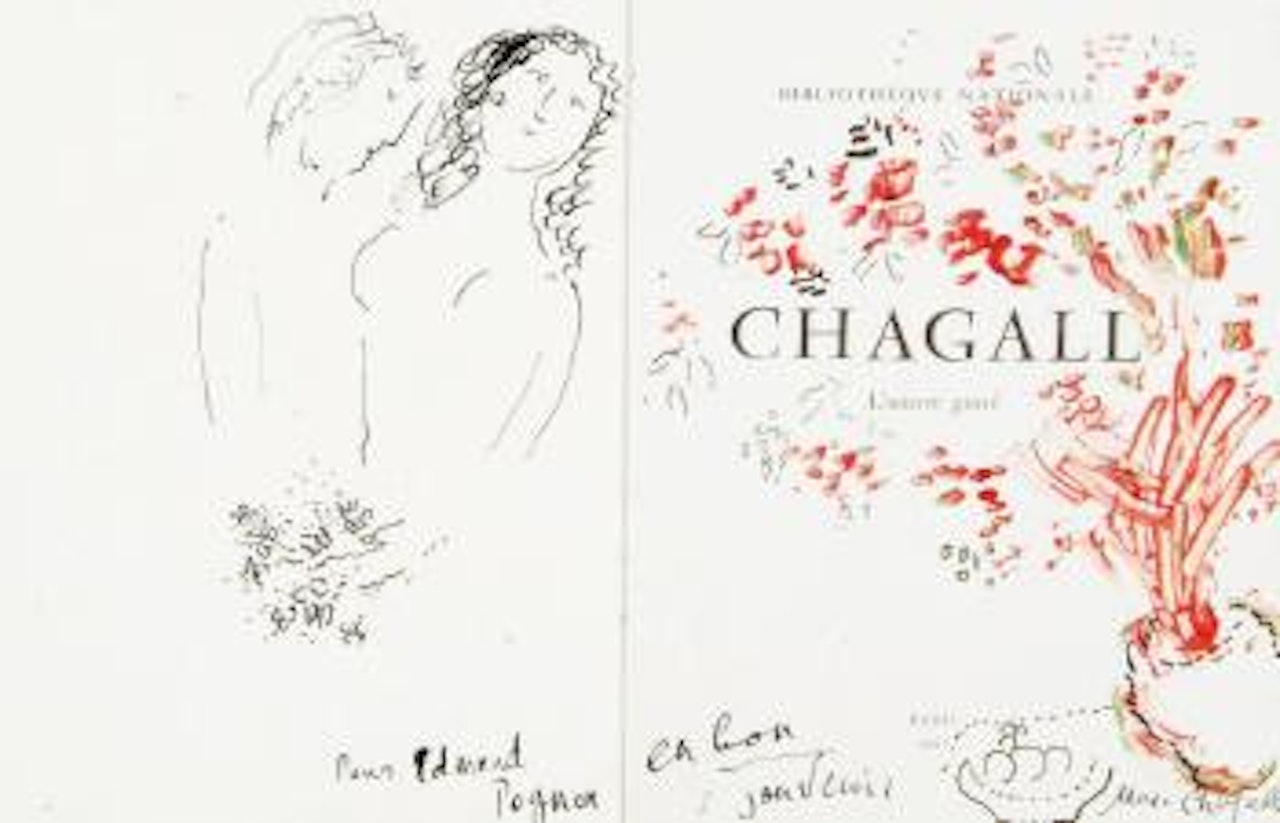 Couple d'amoureaux.  Fleurs dans un vase et panier by Marc Chagall