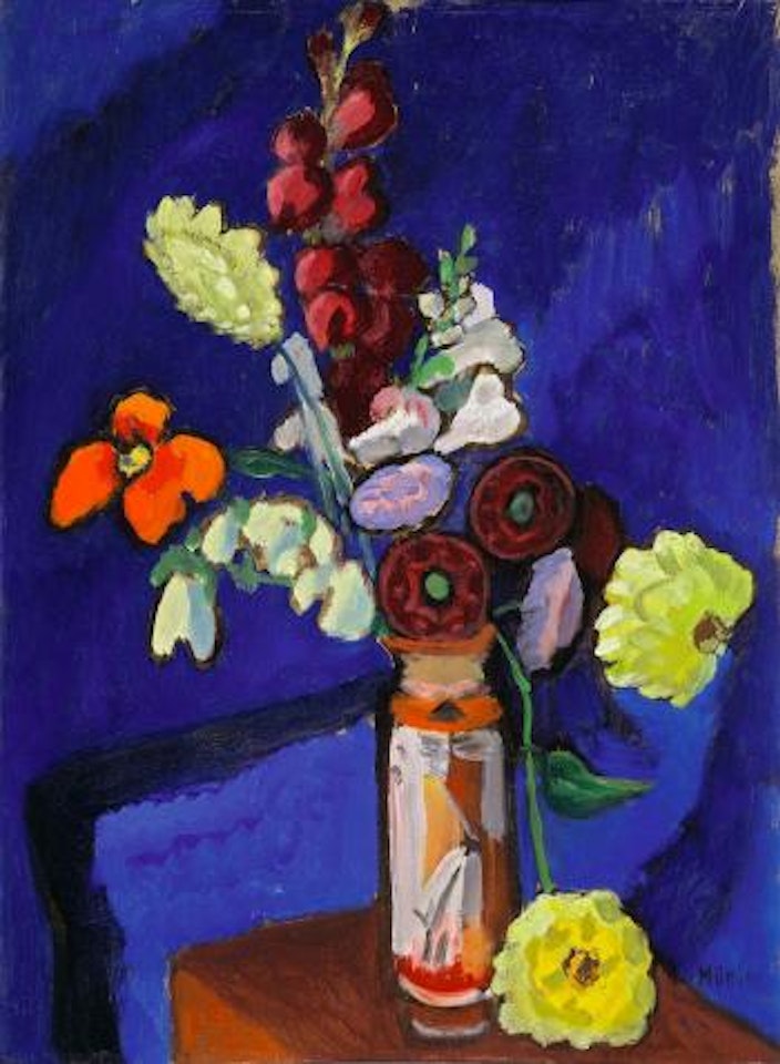 Blumenstrauss in hoher Vase vor blauem Grund by Gabriele Münter