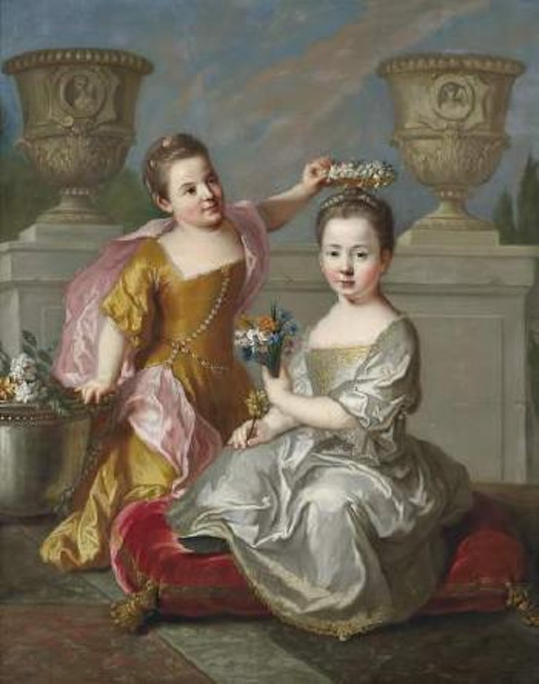 Portrait en pied de deux jeunes filles à la couronne et au bouquet de fleurs sur fond d'architecture by French School