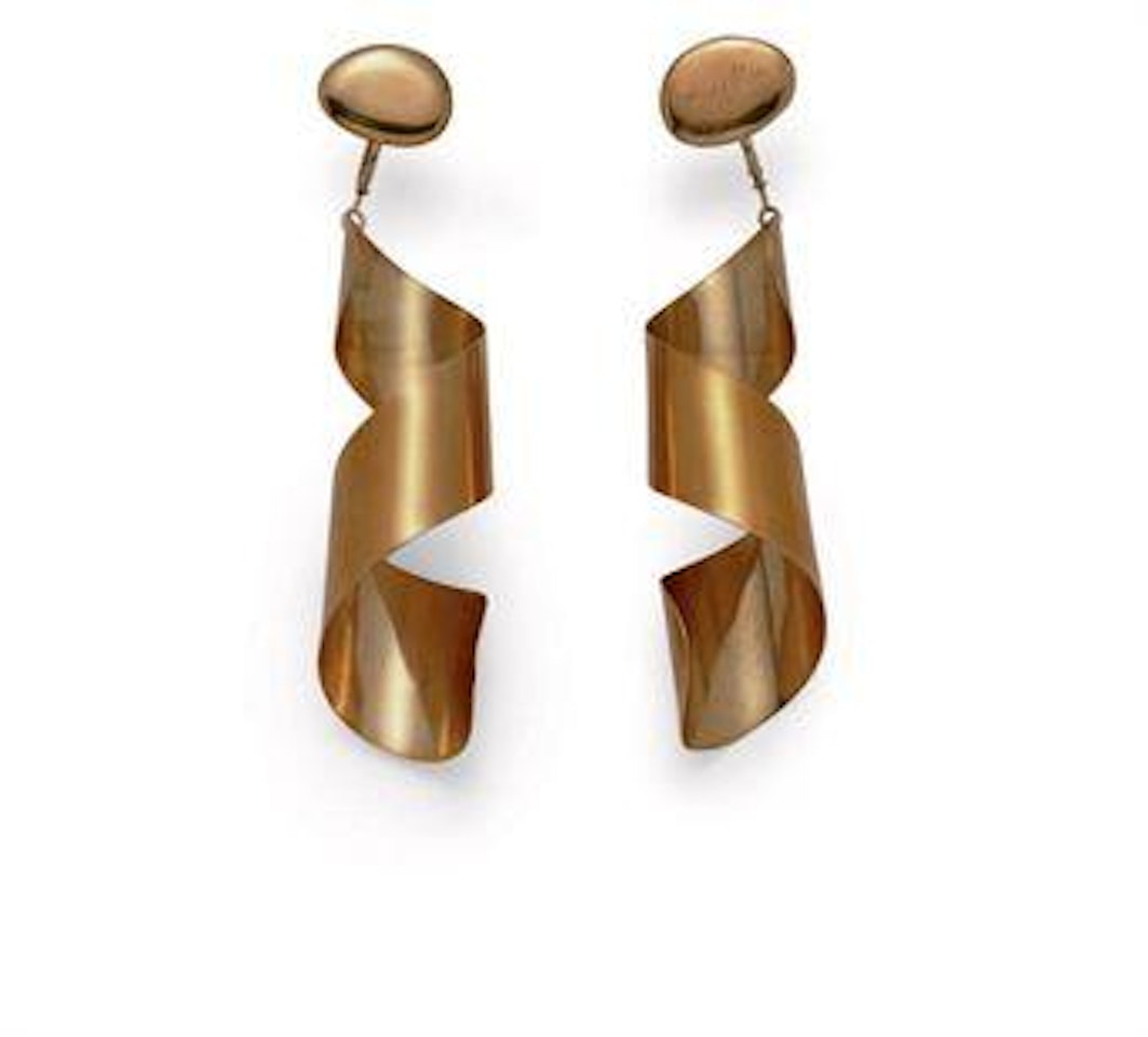 Pendantif-pendant by Man Ray
