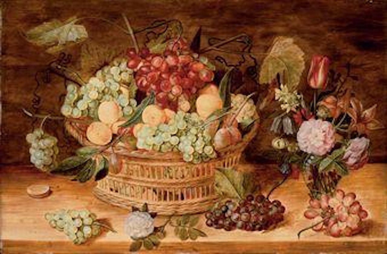 Grappes de raisins, abricots, prunes dans une corbeille, fruits et vase de fleurs sur un entablement en bois by Isaak Soreau
